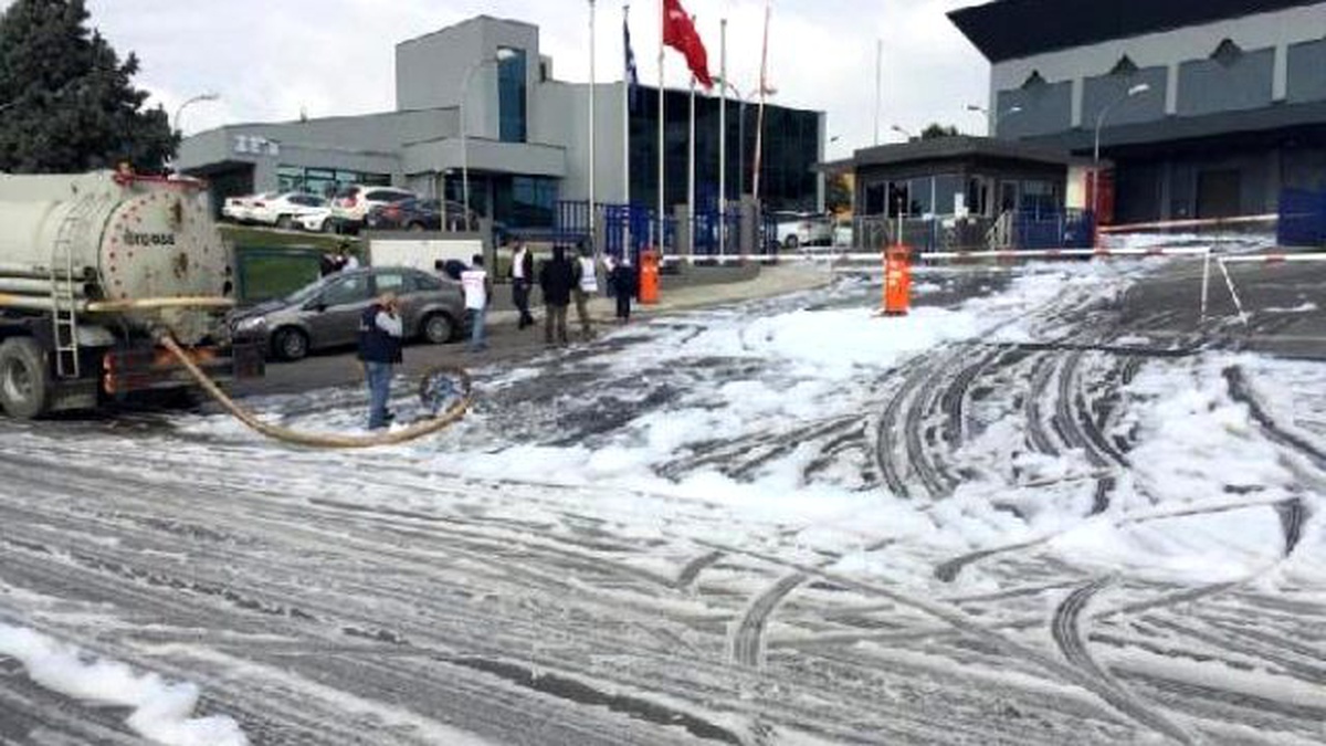 Fabrikanın Patlayan Kanalizasyonundan Atıklar Etrafa Yayıldı