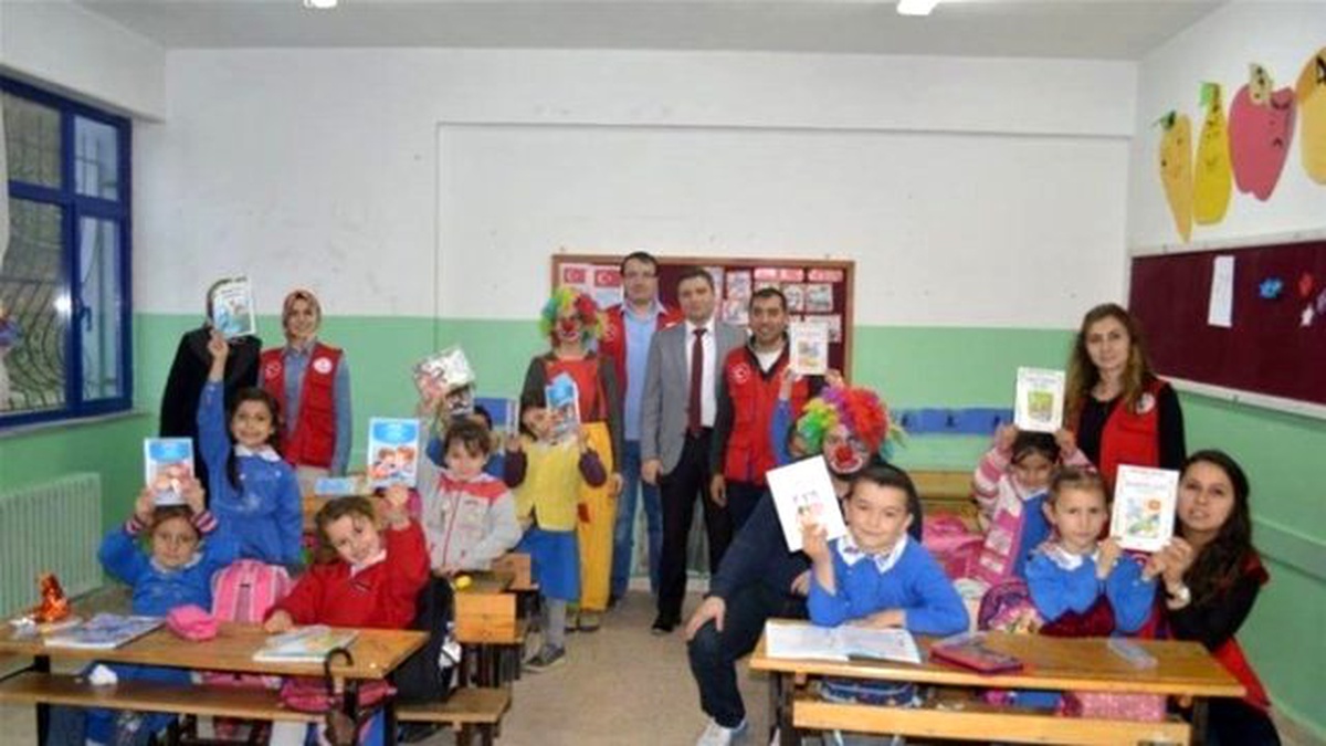 Gençlik Merkezi\'nden Öğrencilere Kitap