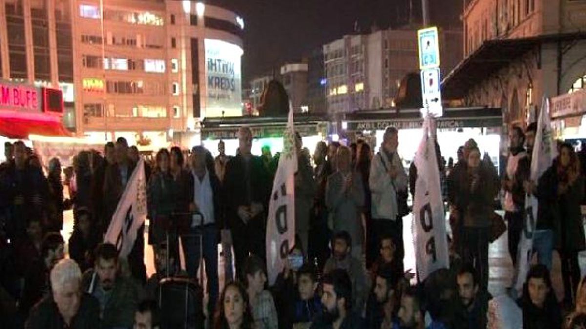 Hdp\'liler Kadıköy\'de Silvan İçin Oturma Eylemi Yaptı