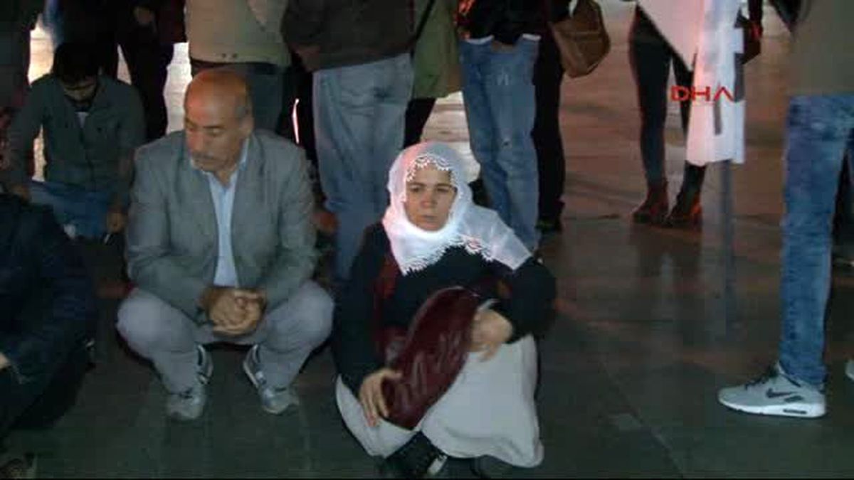 Hdp\'liler Kadıköy\'de Silvan İçin Oturma Eylemi Yaptı