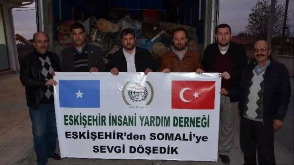 İhh\'dan Somali\'deki Camiye Bir Kamyon Dolusu Halı