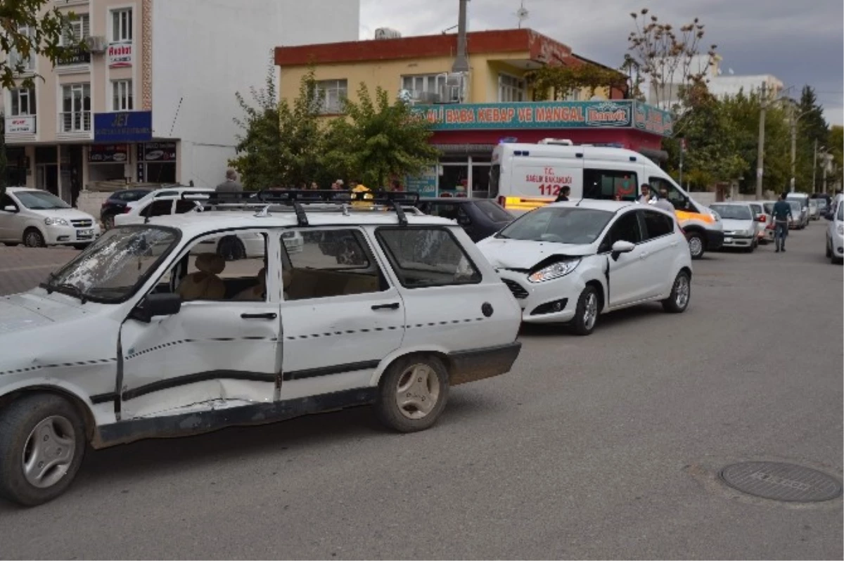 Adıyaman\'da İki Otomobil Çarpıştı: 1 Yaralı