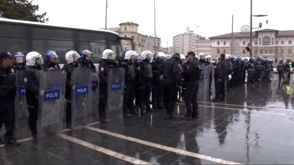 Sivas\'ta İşçilerin Maaş Eylemine Polis Müdahalesi