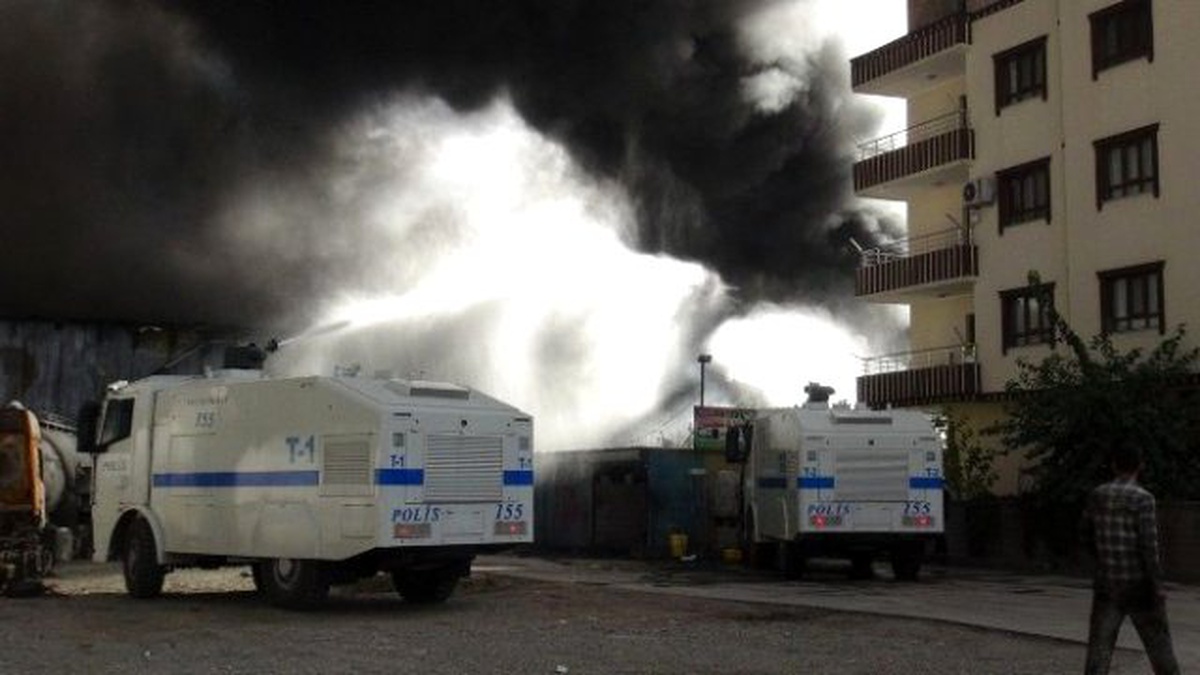 İtfaiyelerin Yetersiz Kaldığı Yangına Toma\'lar Müdahale Etti