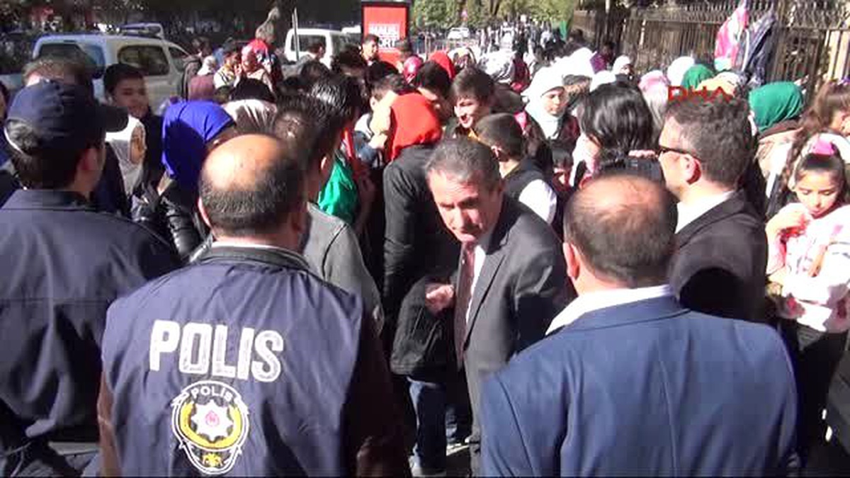 Kahramanmaraş Okul İsteyen Suriyeliler Valilik Önünde Eylem Yaptı