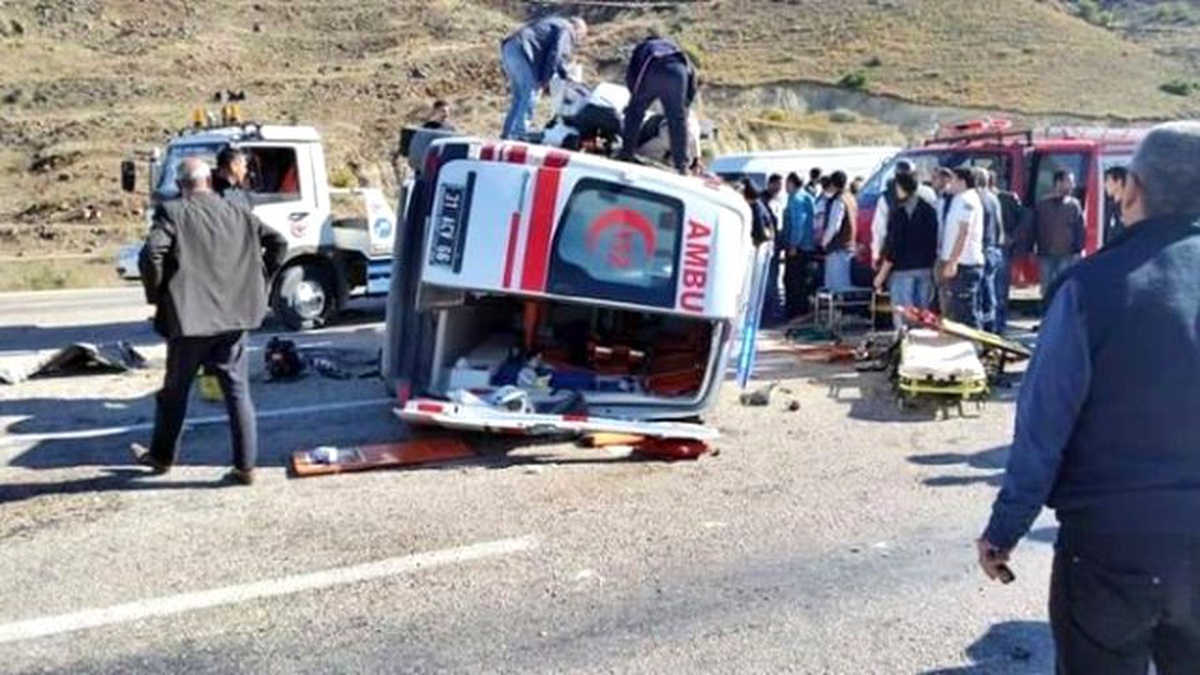 Kalp Krizi Geçiren Hastayı Taşıyan Ambulans Kaza Yapıp Devrildi