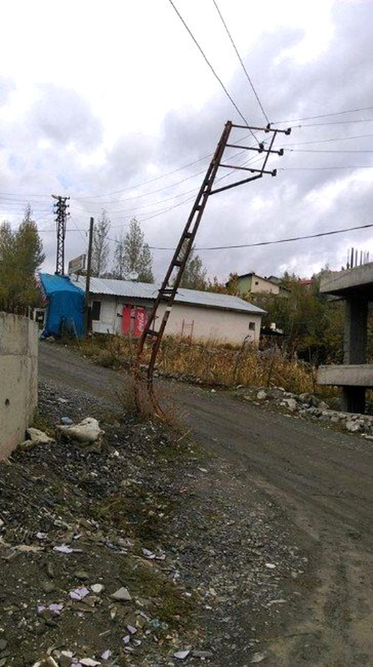 Mahalle Sakinlerinin Korkulu Rüyası Direkler Onarıldı