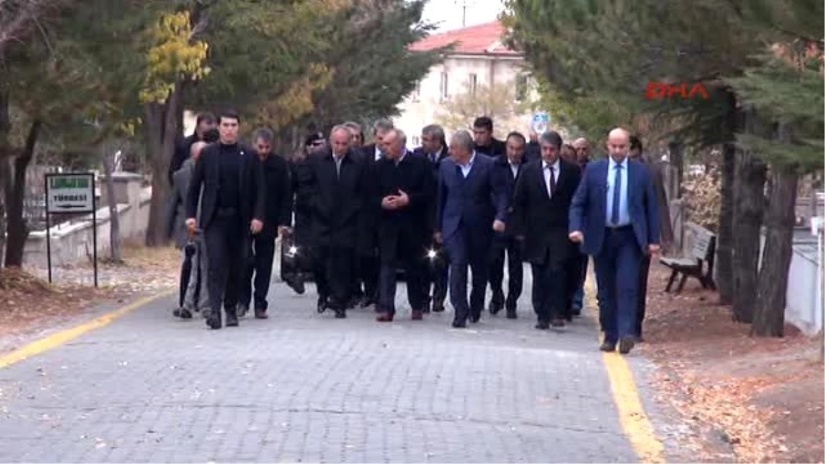 Nevşehir Bakan Topçu, Abdullah Çatlı\'nın Mezarını Ziyaret Etti