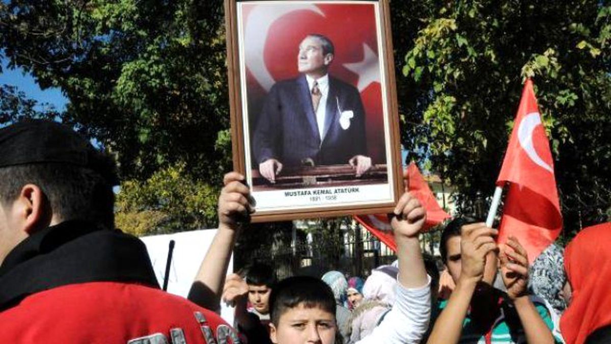 Okul İsteyen Suriyeliler Valilik Önünde Eylem Yaptı