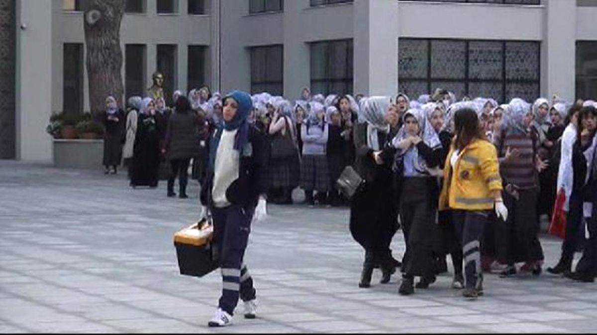 Kadıköy\'de Bir Okulda Duman Paniği