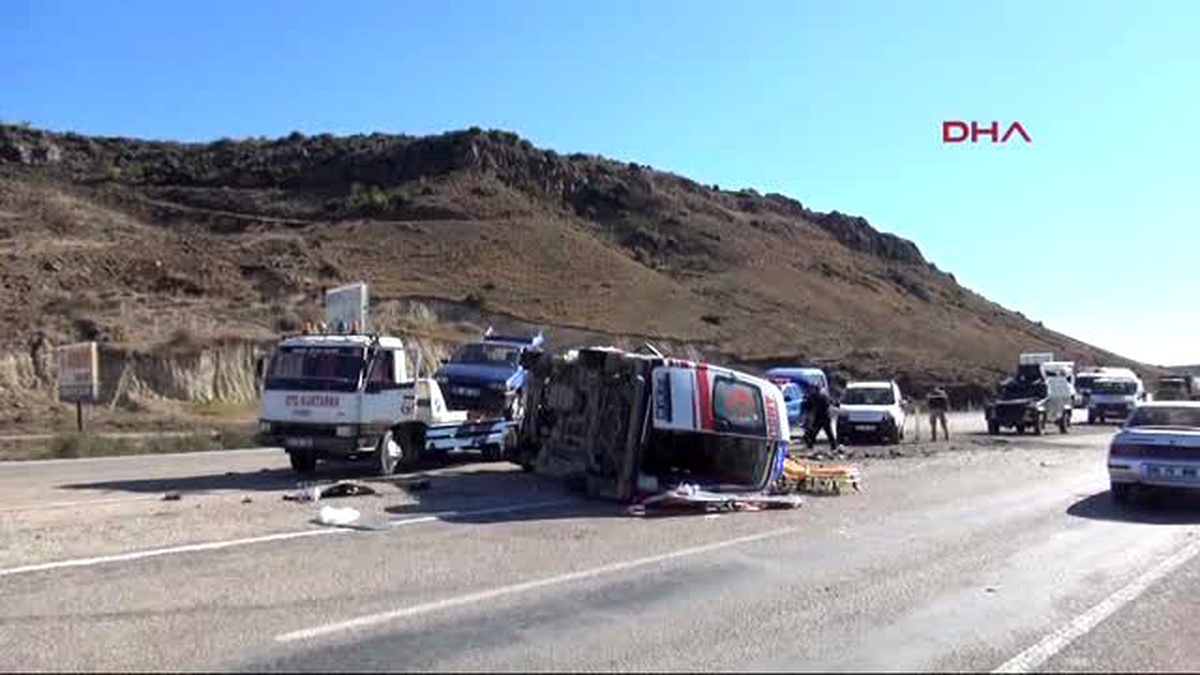 Osmaniye Hasta Taşıyan Ambulans Çekiciye Çarptı: 8 Yaralı