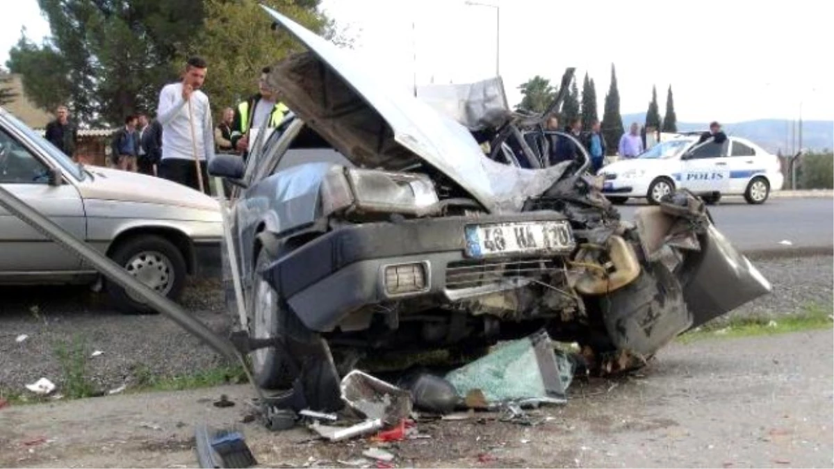Kahramanmaraş\'ta Otomobil Kamyonete Çarptı: 5 Yaralı