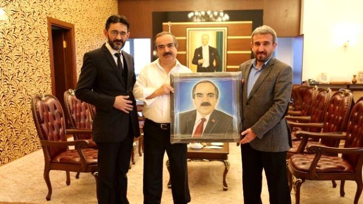 Platformdan Vali Coş'a Tablo Hediyesi