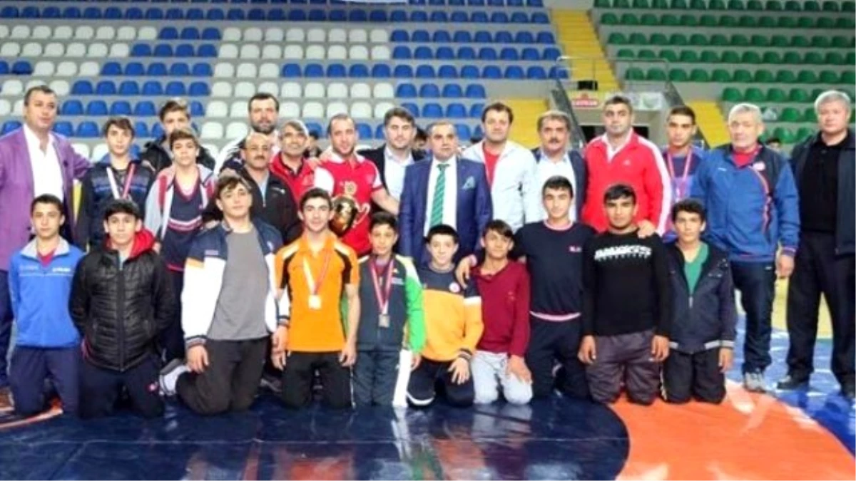 Rize\'de Düzenlenen Uluslararası Mehmet Akif Pirim Güreş Turnuvasının Şampiyonası Türkiye Oldu