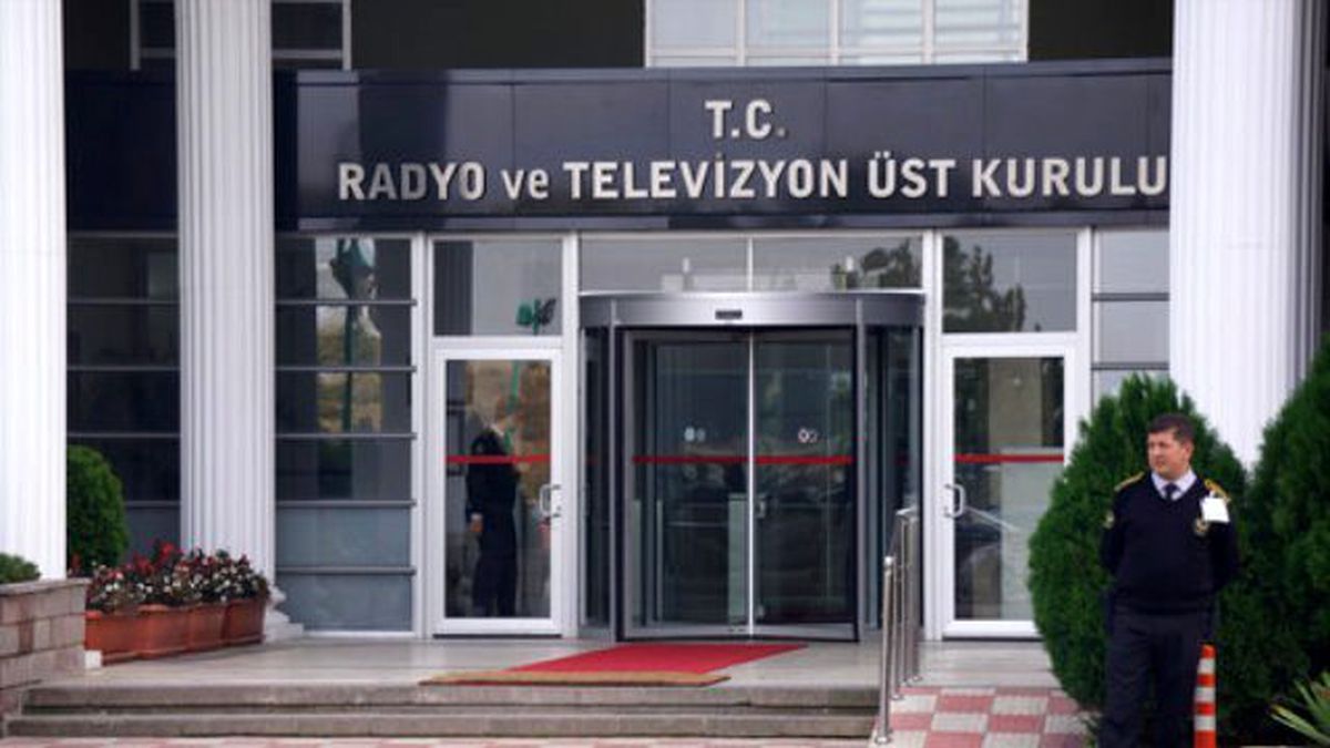 RTÜK, Atatürk\'e Hakaret Eden Televizyon Kanalına Ceza Verdi