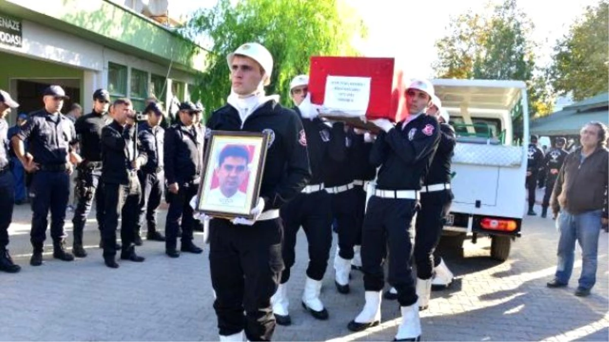 MHP\'li Ali Uğur Akbaş Şehit Cenazesinde Selfie Çekti!