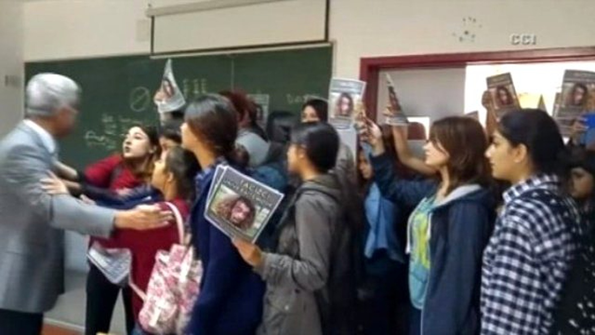 Sınıf Basıp Tacizci Aradılar, Her Şeyi Kameraya Kaydettiler