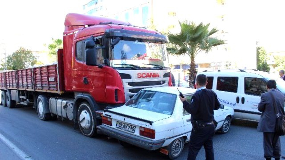 Tır, Çarptığı Otomobili 20 Metre Sürükledi