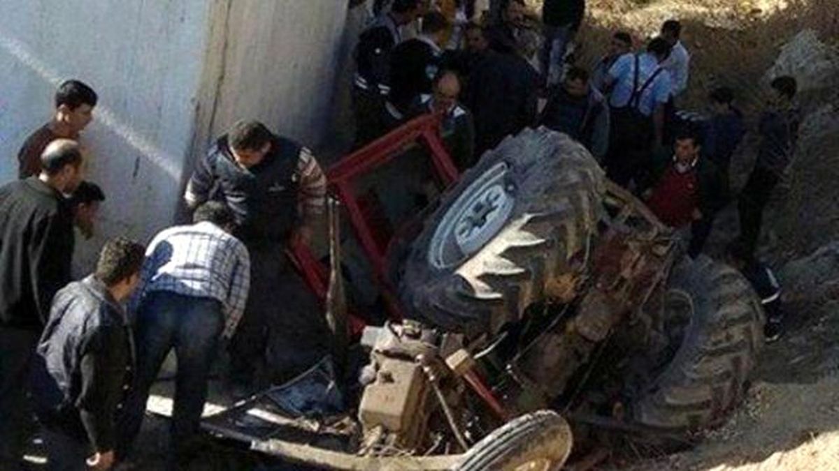 Traktör Devrildi; 1 Ölü, 2 Yaralı