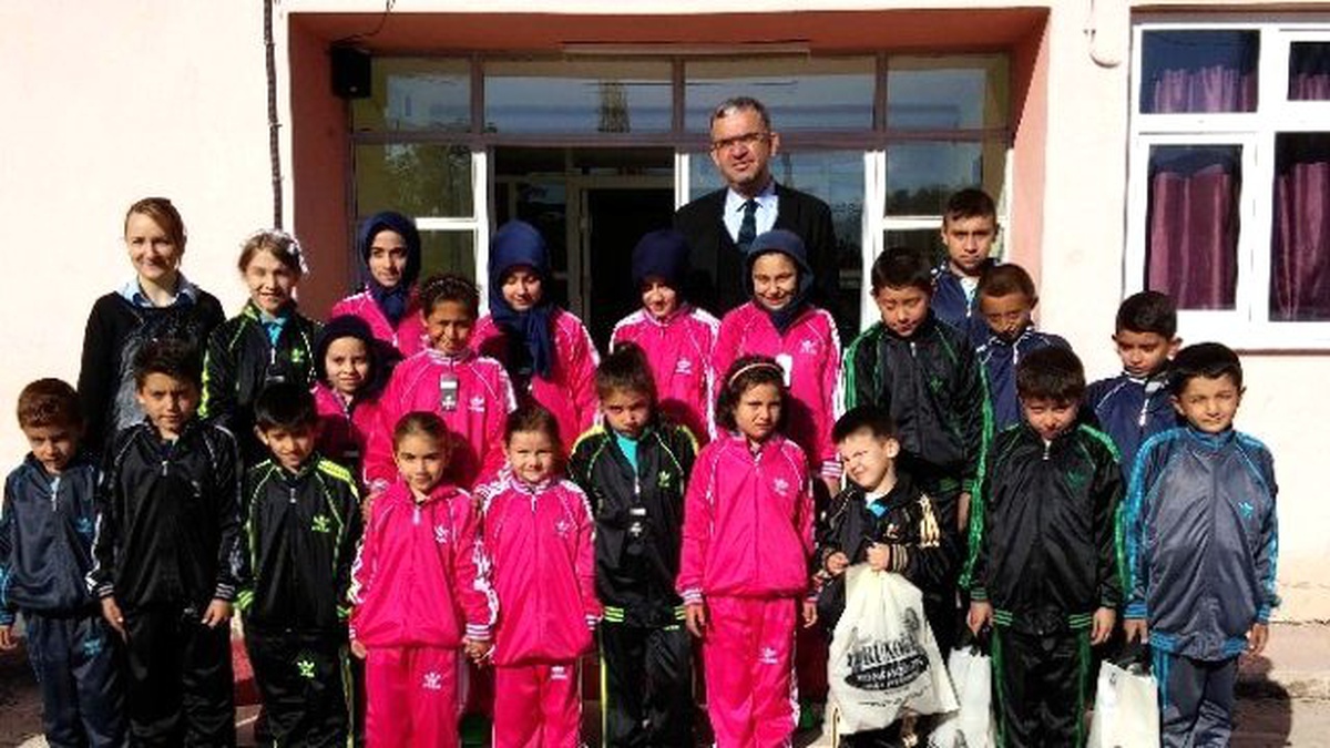 Vakıf\'dan Eşofman ve Spor Ayakkabısı Yardımı