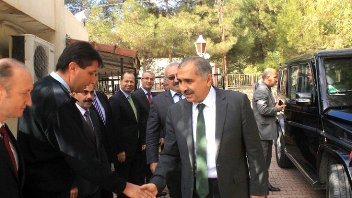 Vali Koçak Kızılay\'a Kan Verdi