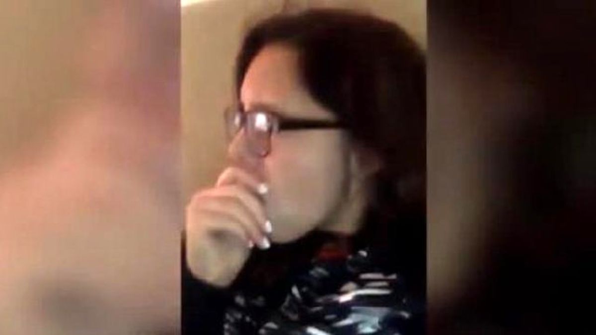 Arkadaşlarıyla Konuşan Kız Yandaki Binaya Uçak Düşünce Şoke Oldu