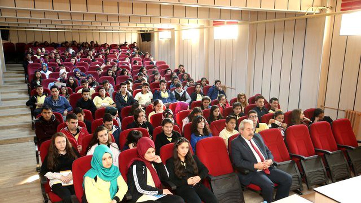 Yazarlar Okullarda Öğrencilerle Buluşuyor