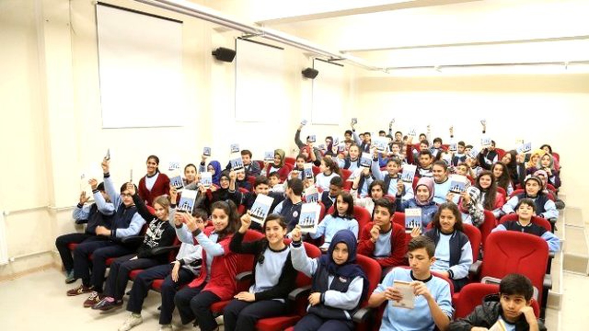 Yazarlar Okullarda Öğrencilerle Buluşuyor
