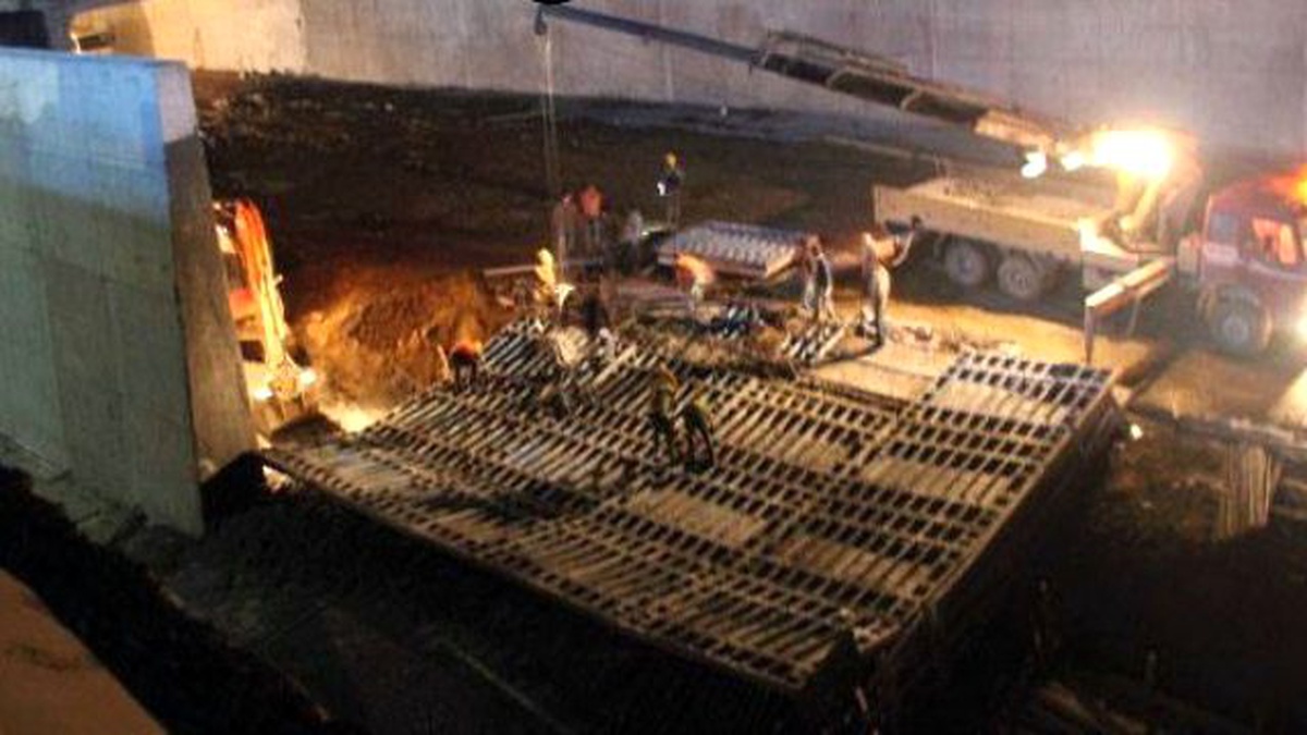 Yol Çalışması Sırasında Beton Kalıp Çöktü: 3 İşçi Yaralı