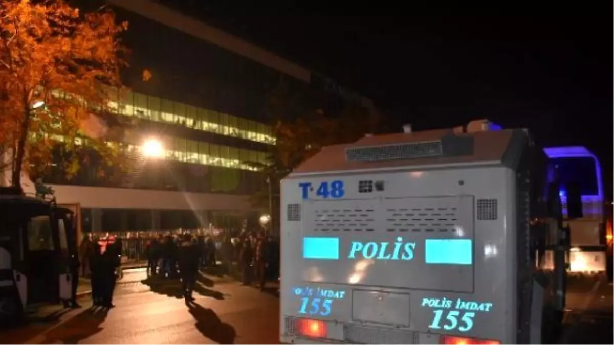 Zaman Gazetesi\'nde Polis Ekibi... (1)