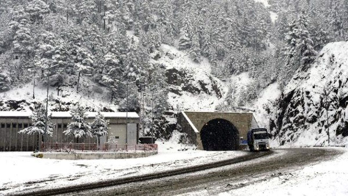 Zigana Geçidi\'nde Kar Kalınlığı 10 Santimetreyi Geçti