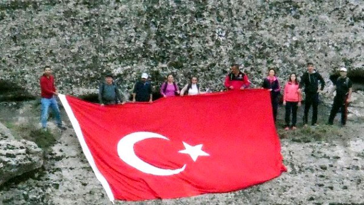Zirvede Şehitler Anısına Dev Türk Bayrağı Açtılar