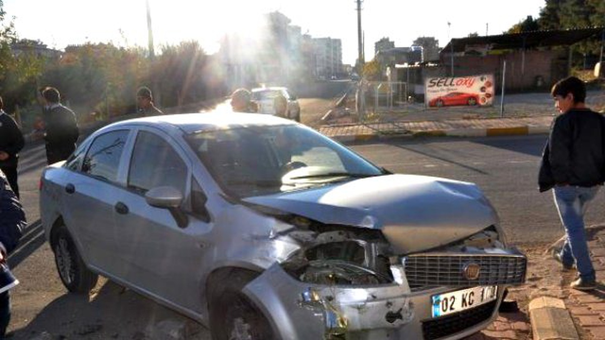 Adıyaman\'da İki Otomobil Çarpıştı: 2 Yaralı