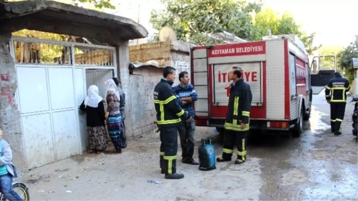 Alev Topuna Dönen Mutfak Tüpünü 4. Kattan Aşağıya Attı