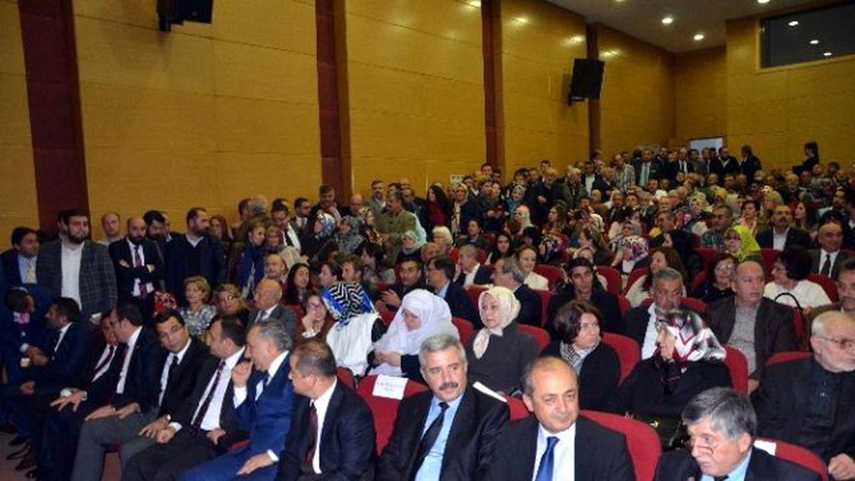 Bakan Avcı\'dan "Mazbata Alırken Böyle Fotoğraf Çekinin" Tavsiyesi