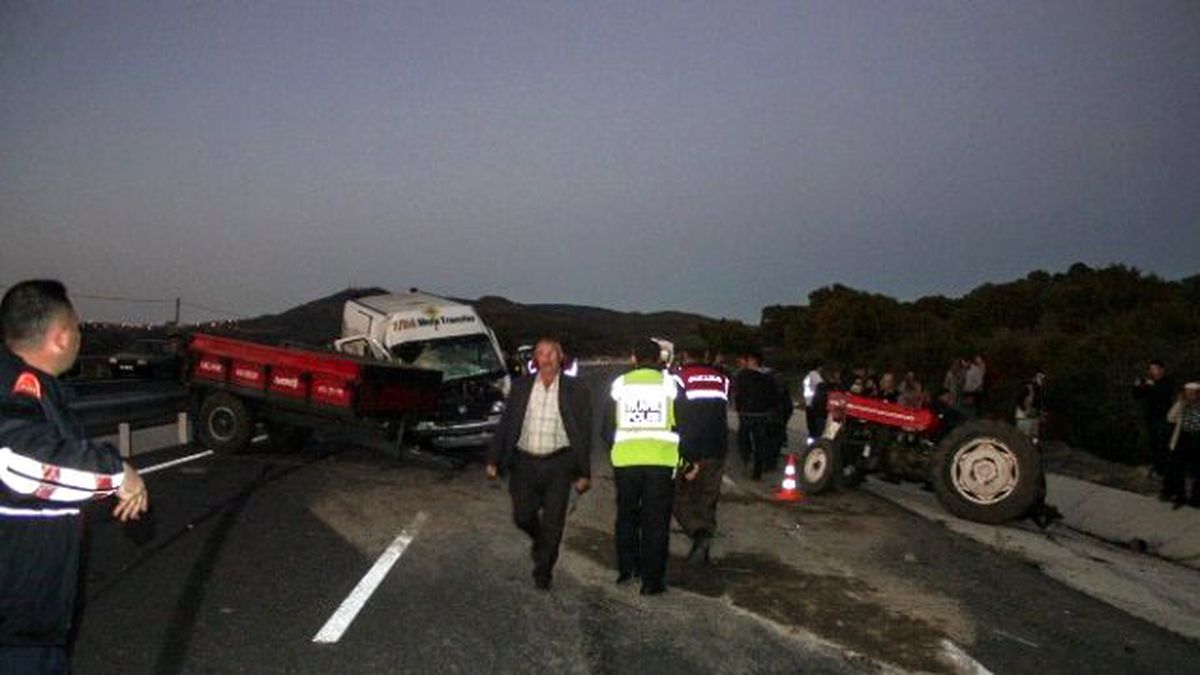Balıkesir\'de Trafik Kazası: 1 Ölü, 2 Yaralı