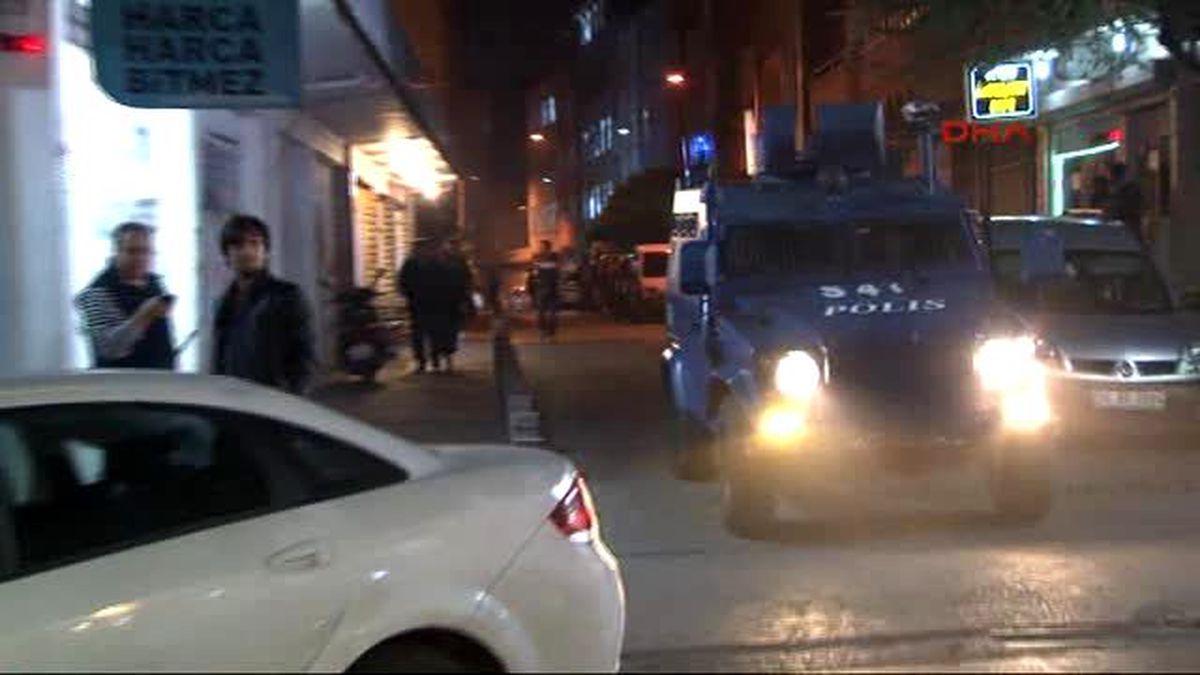 Beyoğlu\'nda Yüzleri Maskeli 2 Kişi Market Soydu