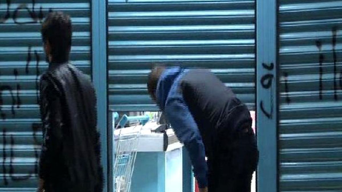İstanbul Beyoğlu\'nda Yüzleri Maskeli 2 Kişi Market Soydu