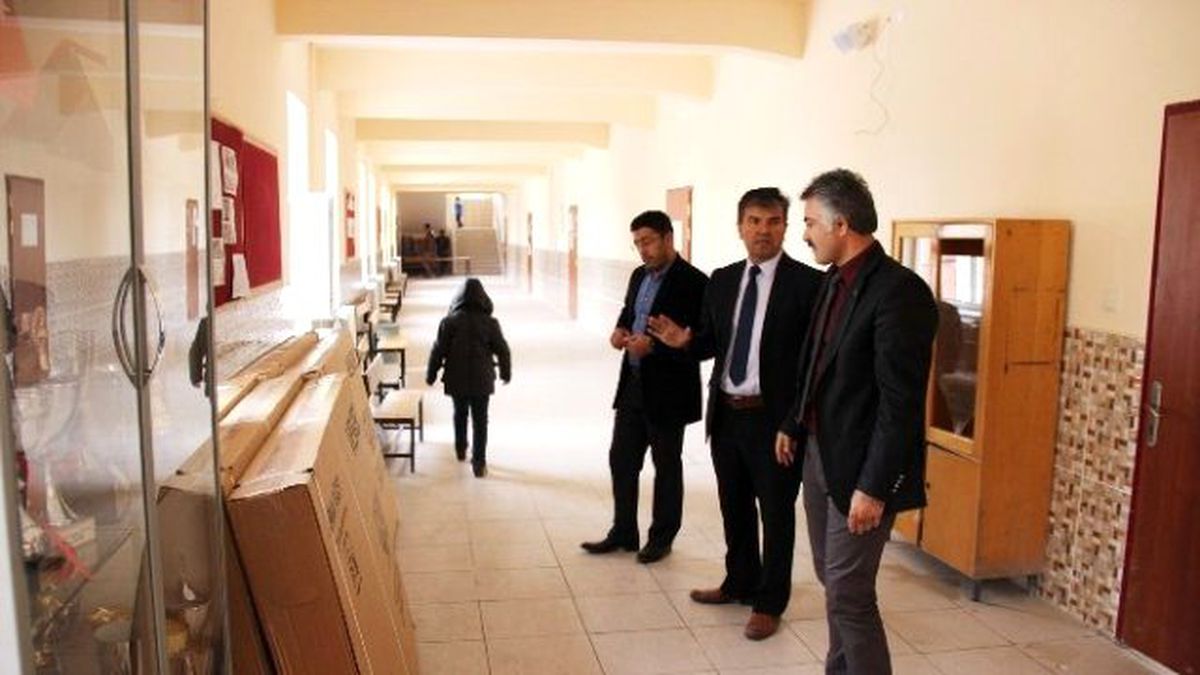 Eskil\'de Ortaokullara Akıllı Tahta Dağıtılıyor