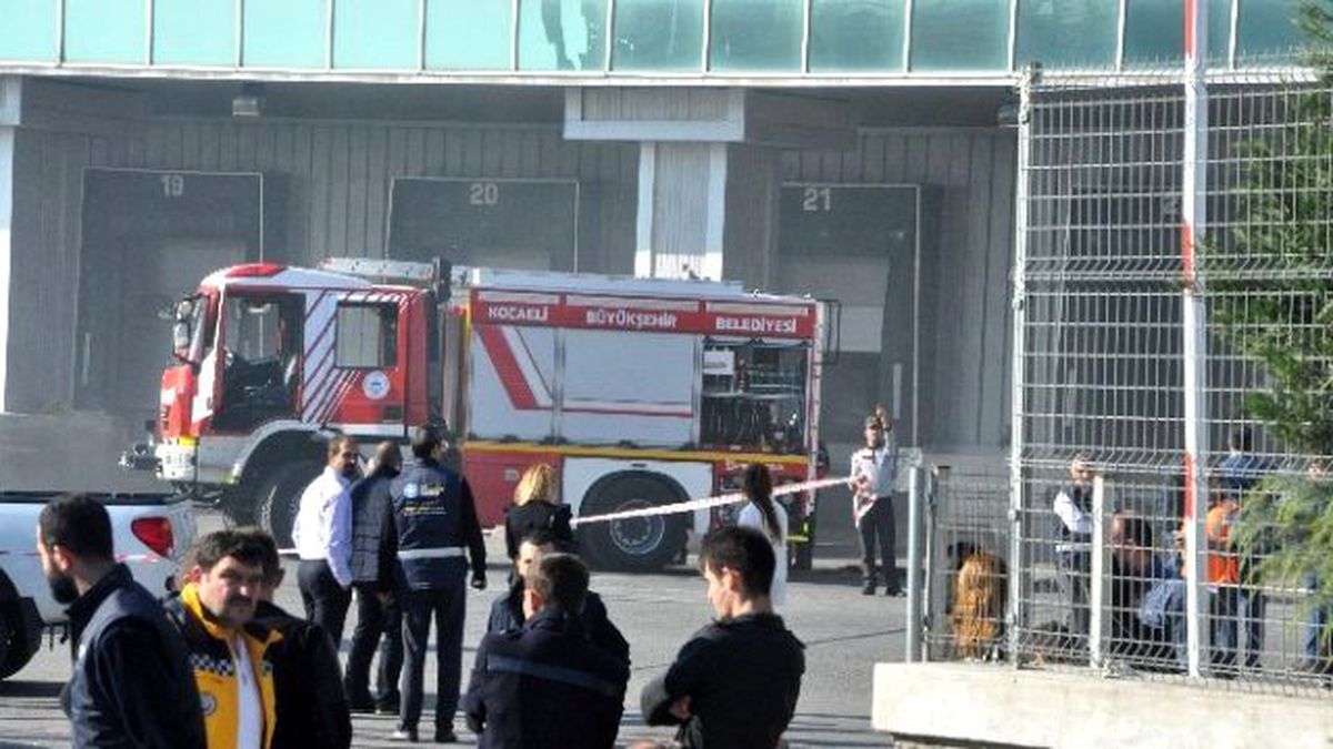 Gebze Gosb\'ta Bir Fabrikada Çıkan Yangın Korkuttu