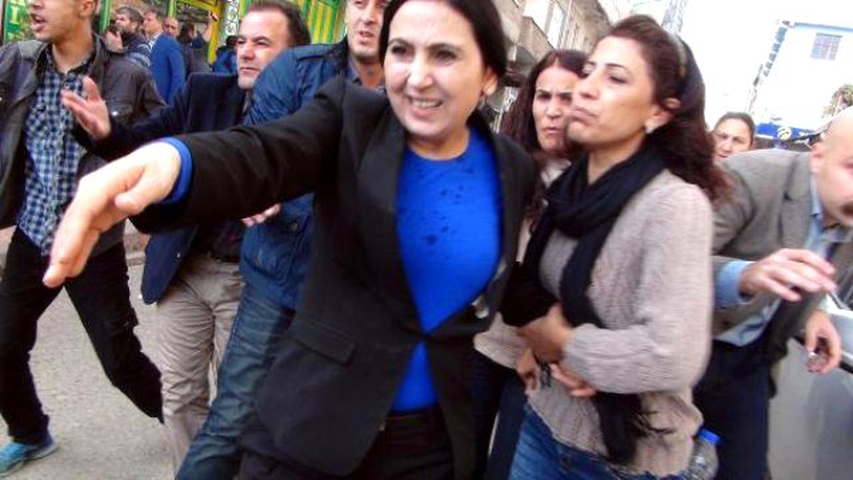Hdp Eş Genel Başkanı Yüksekdağ\'a Gaz Fişeği Kapsülü İsabet Etti