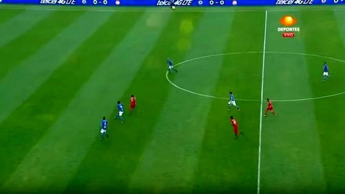 İnanılmaz Gol! Orta Sahadan Kaleciyi Avladı