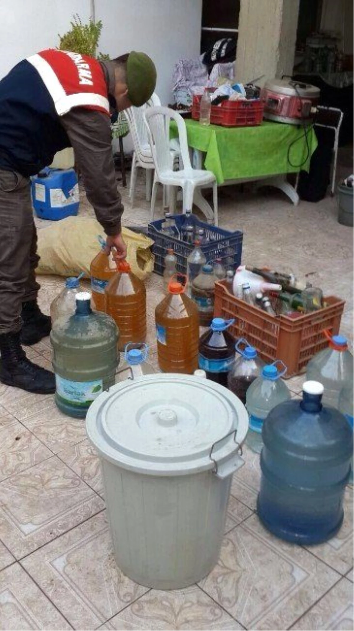 İzmir\'de 240 Litre Kaçak İçki Ele Geçirildi