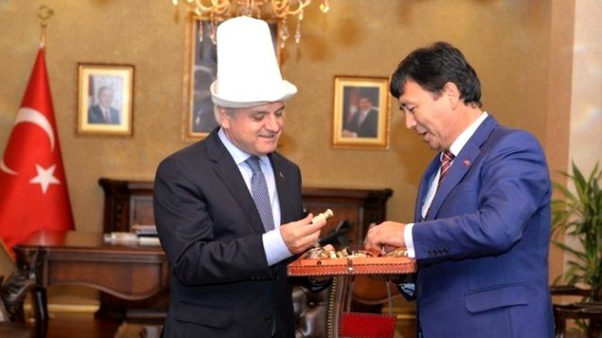 Kırgızistan\'ın Ankara Büyükelçisi Dzhunusov, Vali Çakacak\'ı Ziyaret Etti