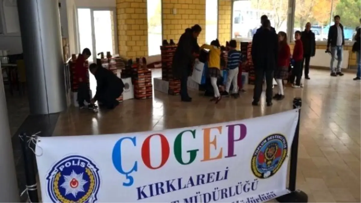 Kırklareli\'nde Öğrencilere Kıyafet Yardımı