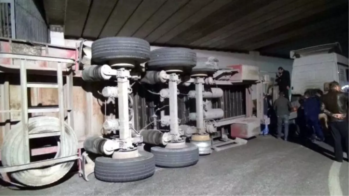 Körfez\'de Cam Yüklü Tır\'ın Dorsesi Devrildi