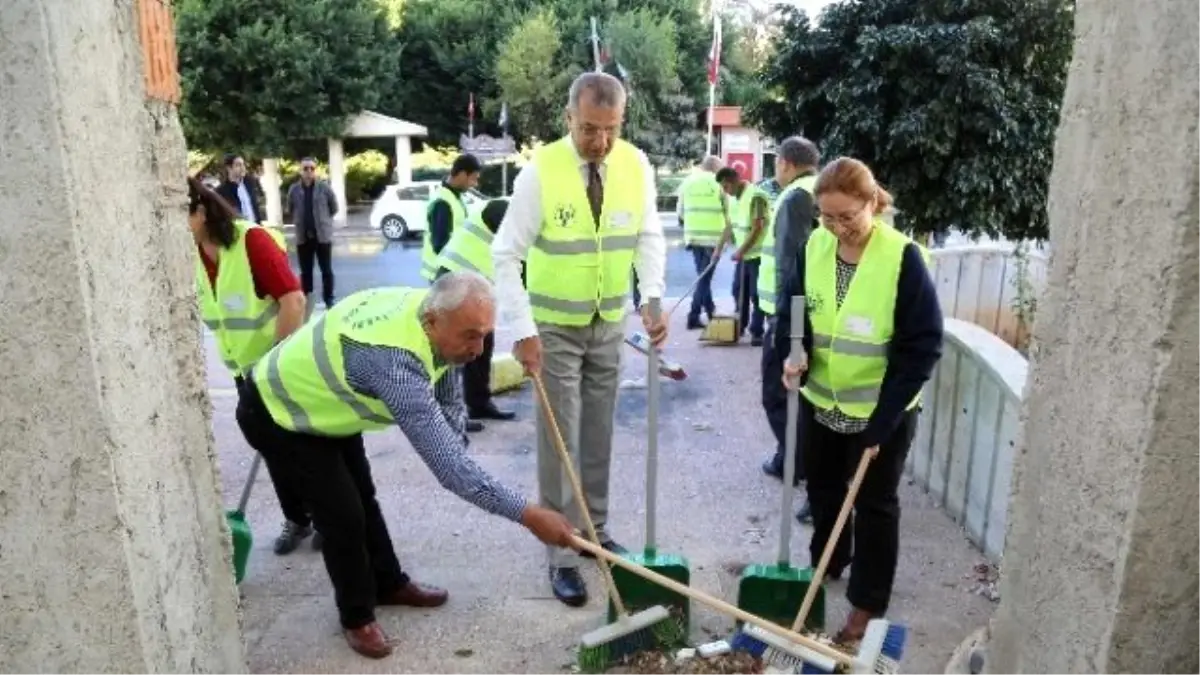 Mezitli'de 'Süpürgeni Al Kapının Önünü Süpür' Çalışması