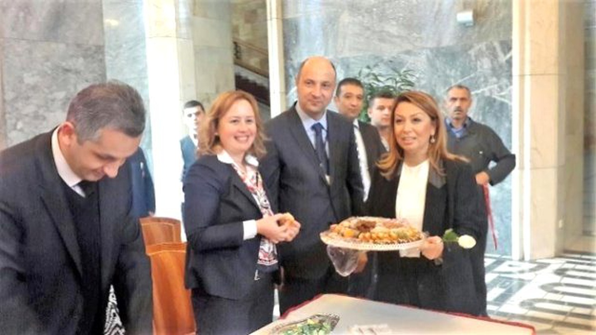 Milletvekil Çalık, TBMM\'de Kayısı Dağıttı