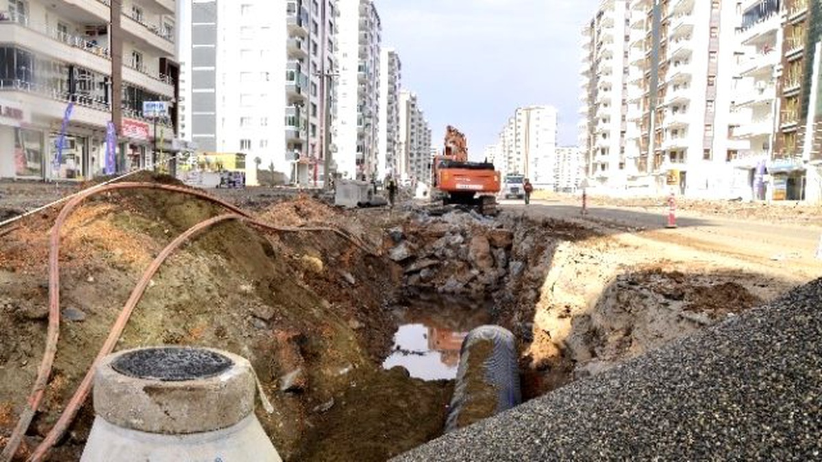 Nazım Hikmet Caddesi\'ne Kanalizasyon Şebekesi Döşeniyor
