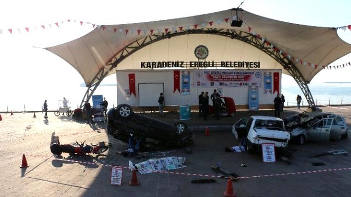 Öğrencilerden Gerçeği Aratmayan \'Trafik Kazası\' Gösterisi